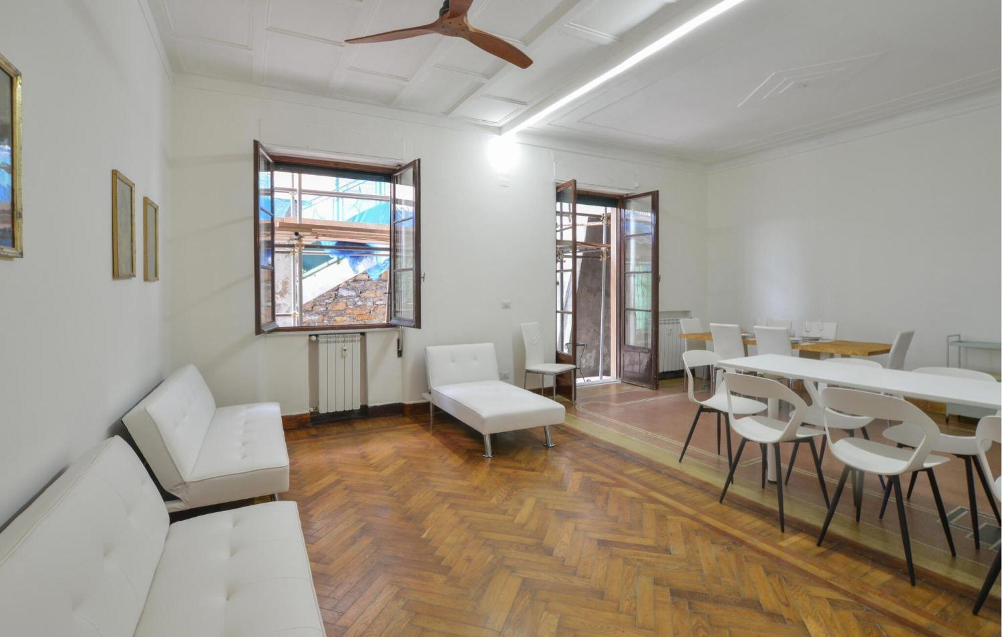Pet Friendly In With Kitchen *